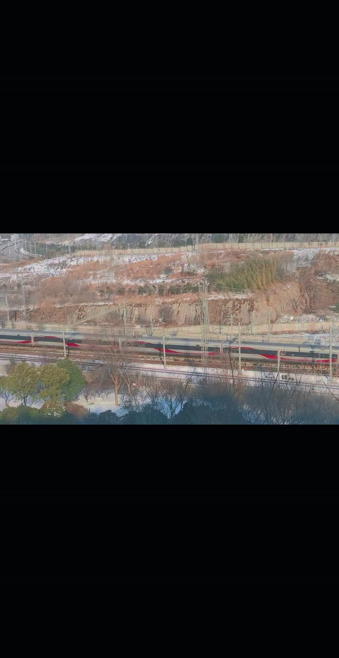 ⚡️高铁双雄对决徐州东，谁更快？🚄龙凤呈祥号与和谐号相继冲轨，两高铁仿佛在赛道