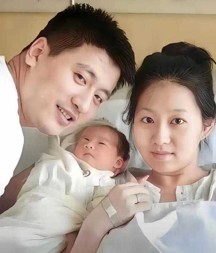 张雪峰的妻子李丽婧最伤心难过了，张雪峰的猝然离世，妻子李丽靖的天塌了。昔日有爱人