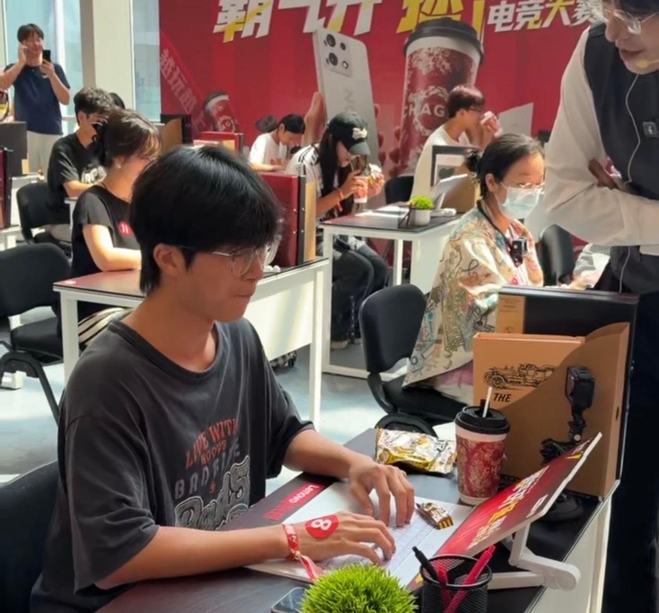 深圳这里把摸鱼玩出新花样今天深圳大悦城的画风有点不对劲。有人忙着吃，有人忙着玩，