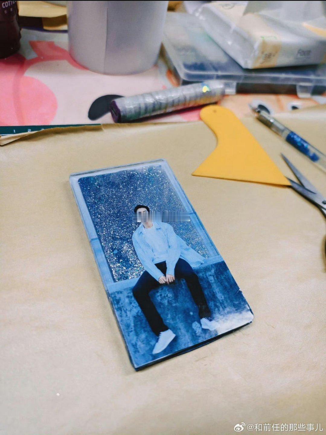 被李现流沙牌惊艳了一次又一次  白西装配粉色流沙这组合，怎么会有人驾驭得这么恰到