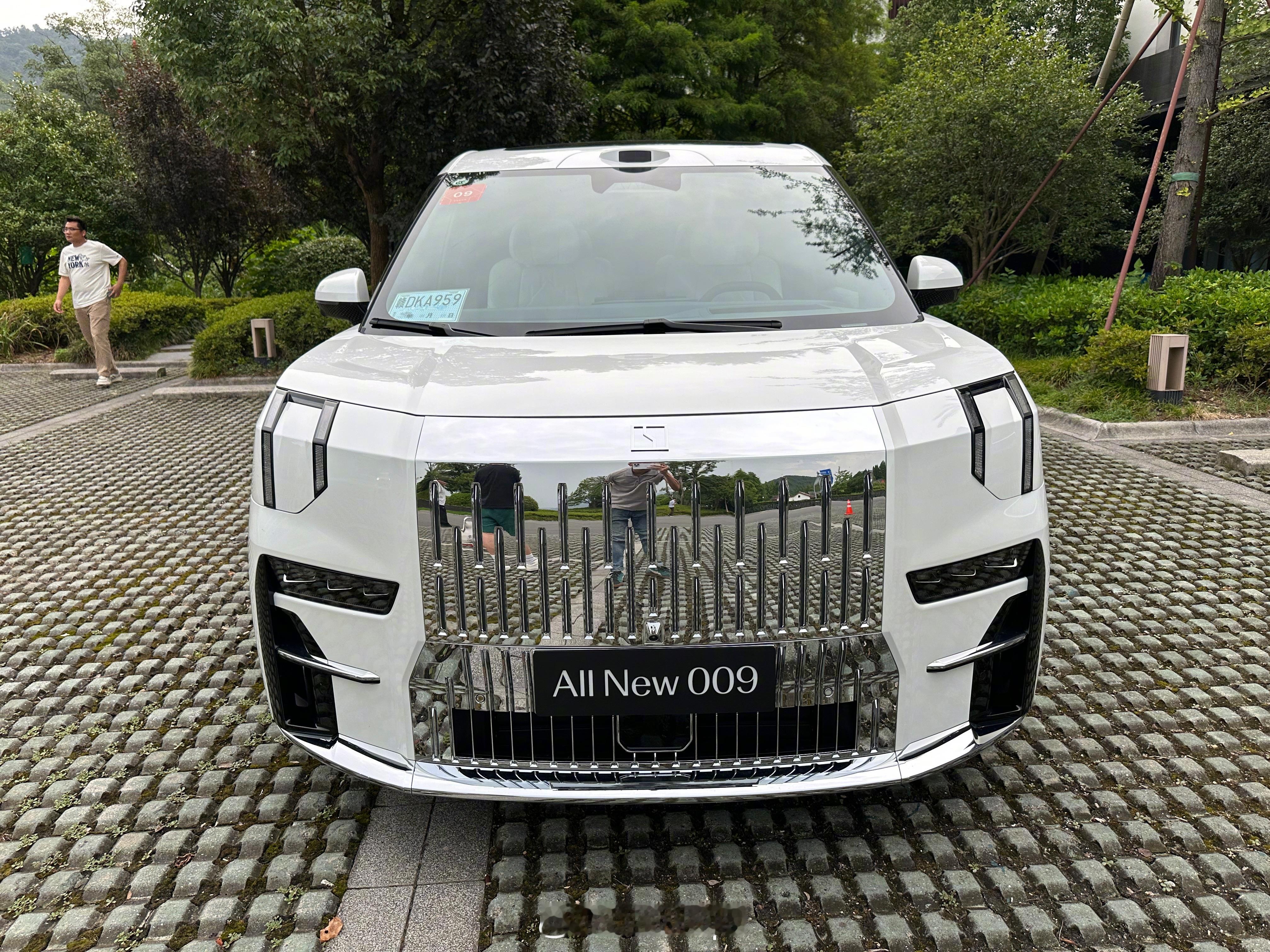 全新极氪009，外观变化主要在前裙侧裙和尾裙增加了镀铬装饰条，车头配置了激光雷达