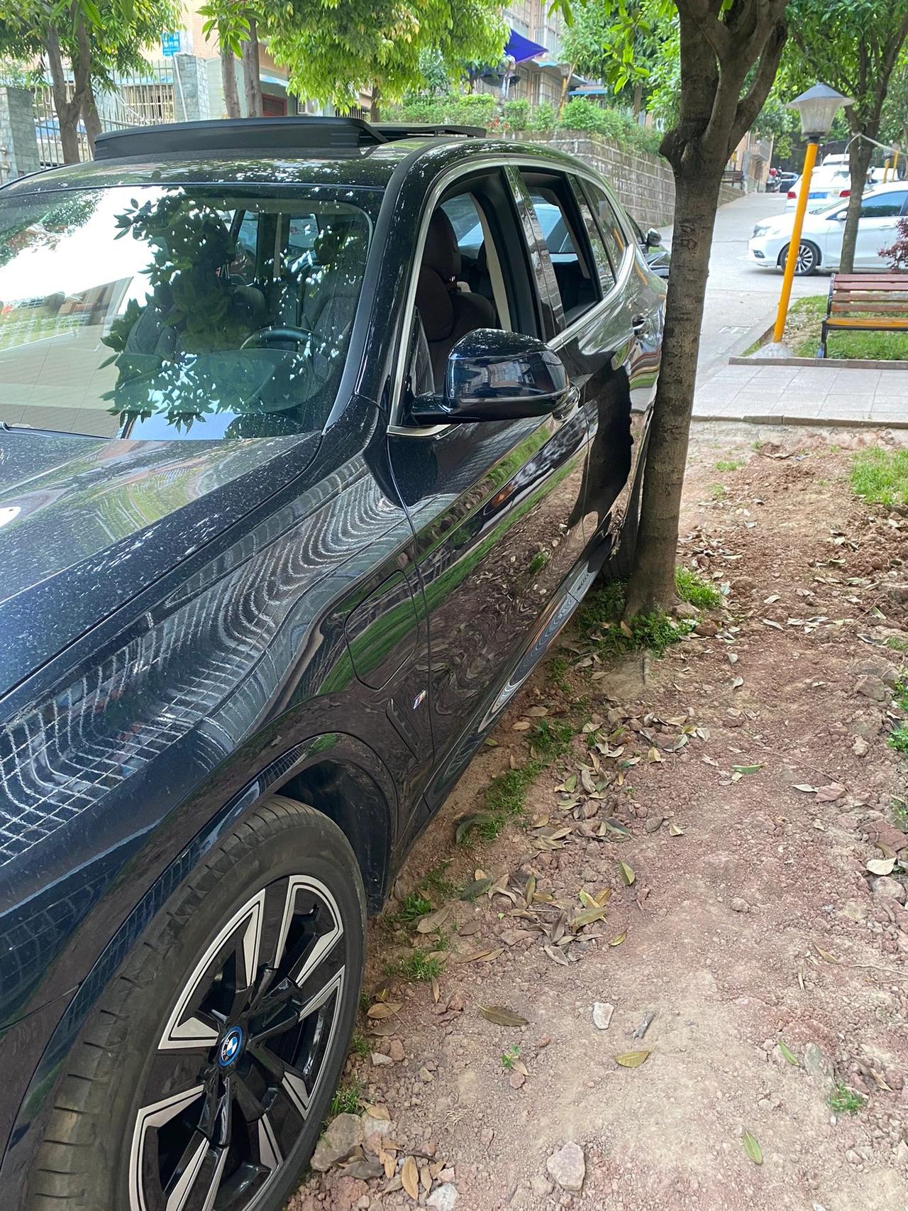 我该怎么打方向盘才不发生擦挂
这种情况我该怎么打方向盘才不发生擦挂？
