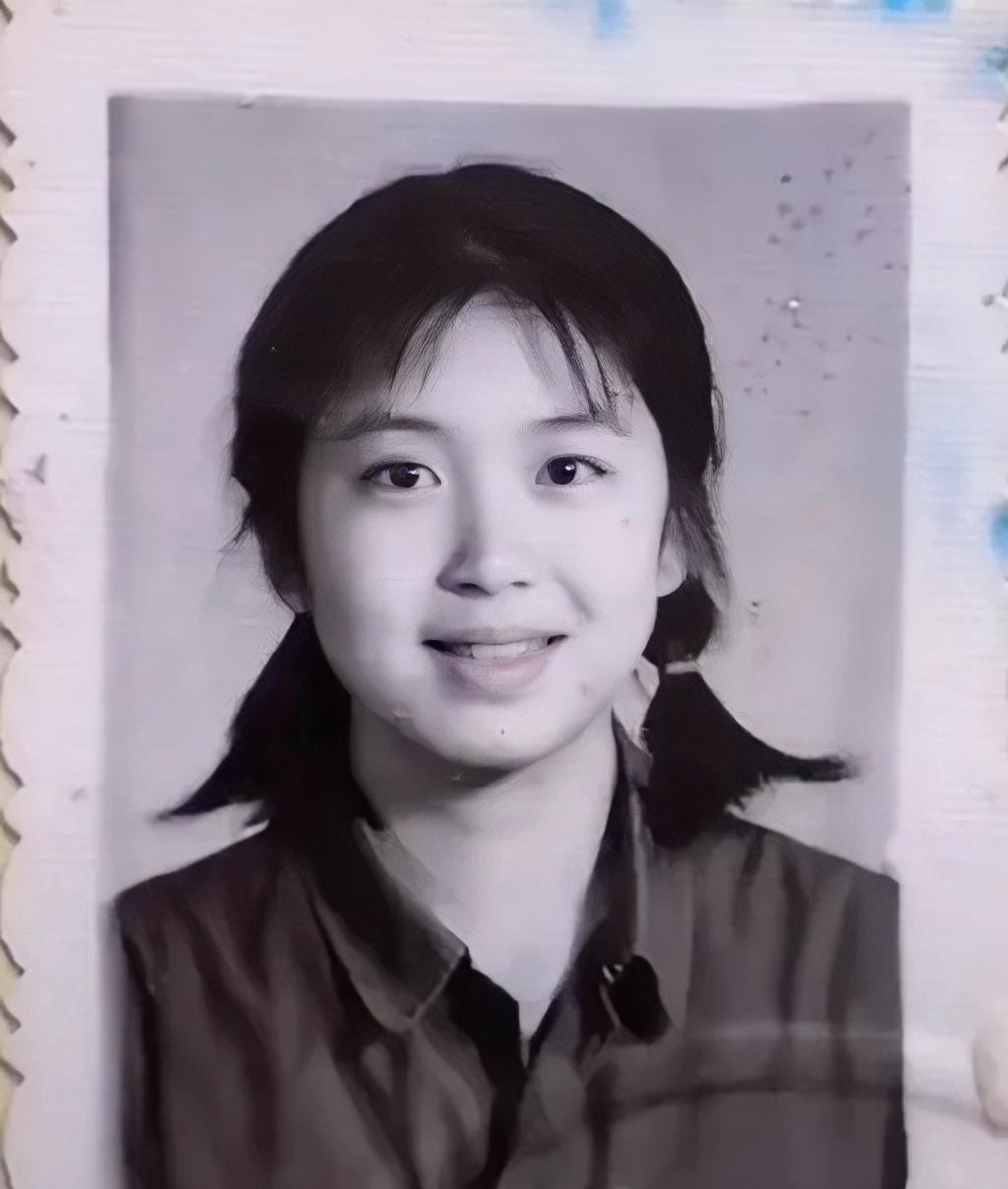 1984年，辽宁葫芦岛兴城县，一位漂亮高中女生的毕业照。

这姑娘眉清目秀、五官