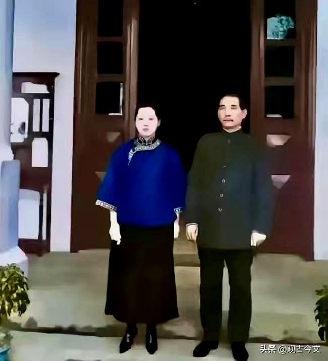 这是1923年孙中山与宋庆龄的珍贵合影，定格于广州总统府的后花园 ​​​
