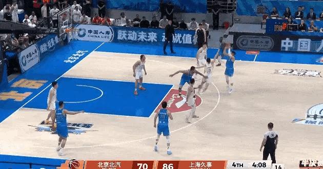 下班时候北京领先20分，到了地铁上海追到11分。出地铁仅差3分，进小区反超4分。