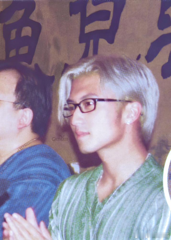 谢霆锋站在白毛控的审美点上 时代终于追上谢霆锋的审美！微博之夜以《镖人》代表亮相