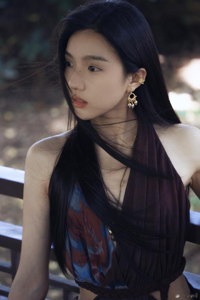 不懂苏晓彤反差感的有难了苏晓彤甜御切换没有瓶颈期看惯了她甜妹向的角色，这组林间大