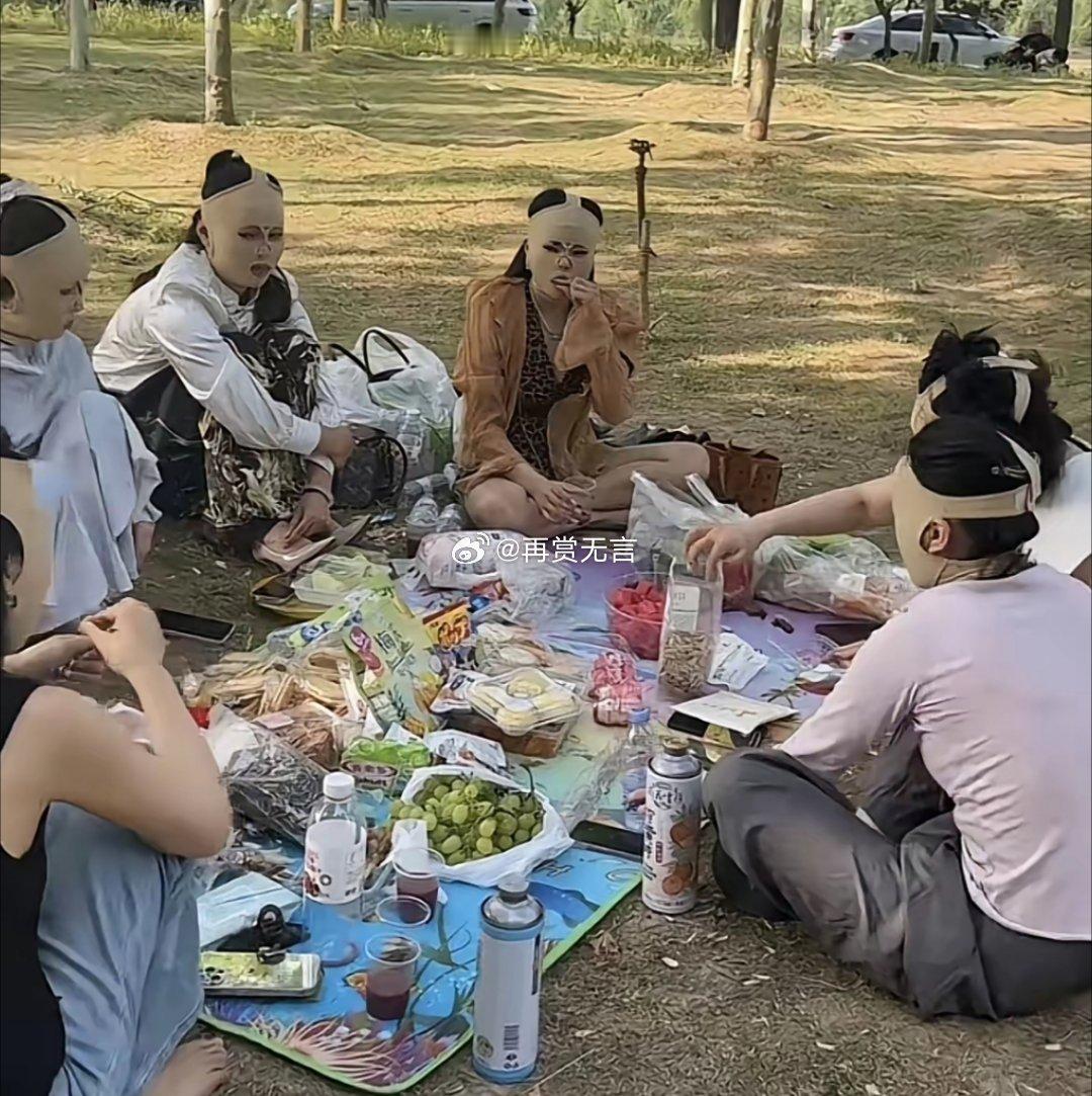 夏天太热了，美女们防晒用力过猛了