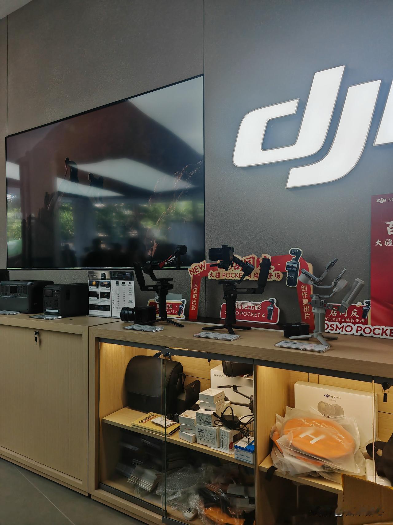 尼康  富士 大疆等各种品牌的都有。两层楼，可以逛的拍的很多。