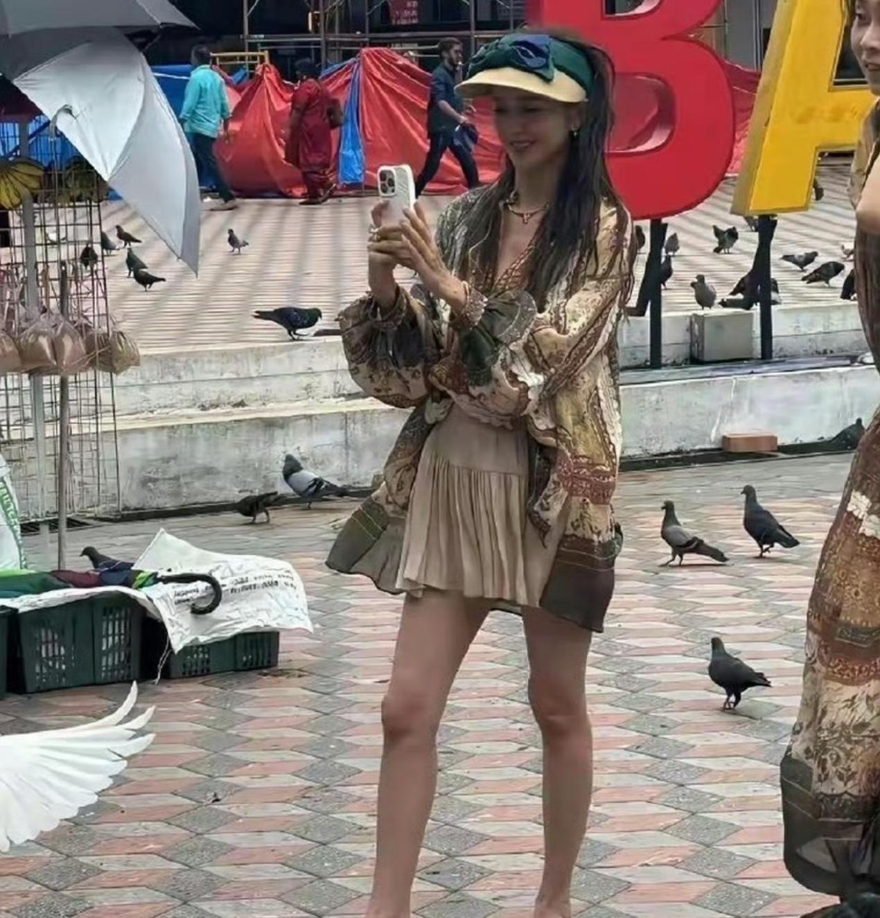 佟丽娅本人真的很瘦，看着有点干巴巴的，但一上镜就完全不一样了，特别有神采。陈思诚