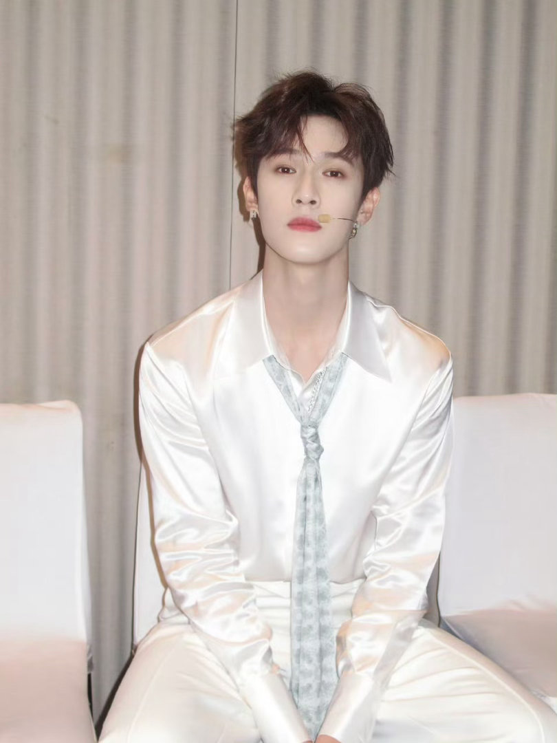 李昀锐被cue好身材要露出来的反应 谁懂啊！被cue到好身材要露出来时，李昀锐害