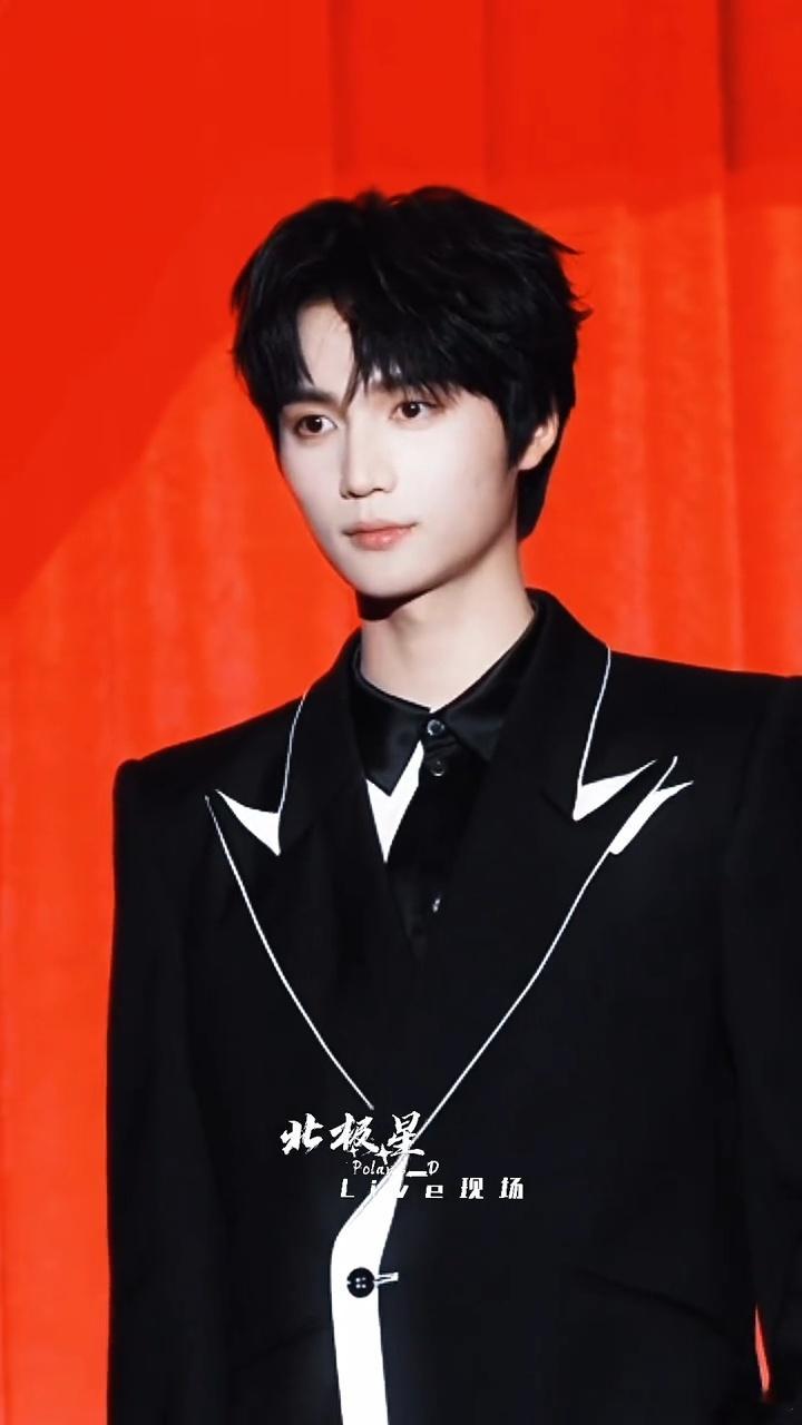 短剧演员红毯卷出新高度 短剧演员这次赢很大！红毯表现力绝了，每帧都是名场面！ 