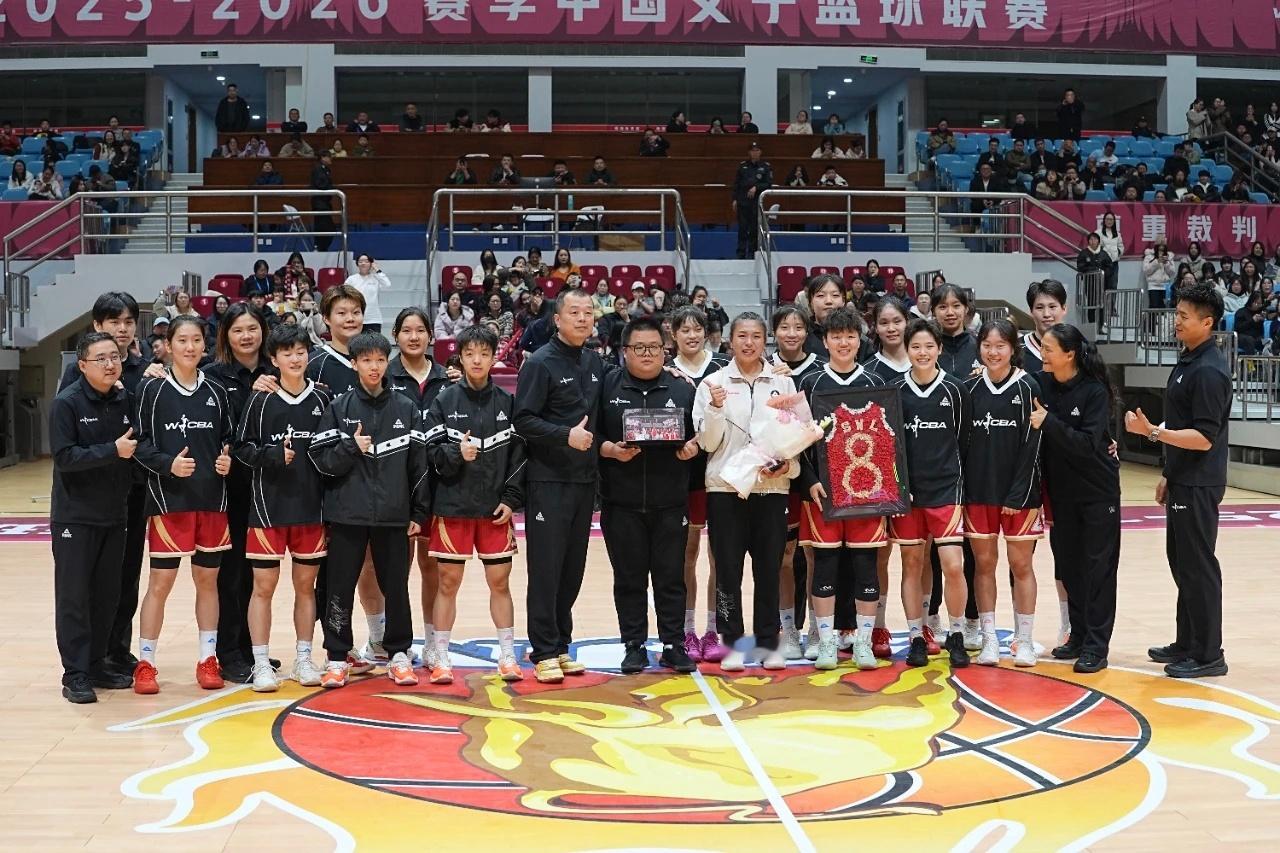 浙江女篮为单婉丽举行退役仪式，接下来她将以主场解说的身份继续陪伴球迷。祝步步踏实