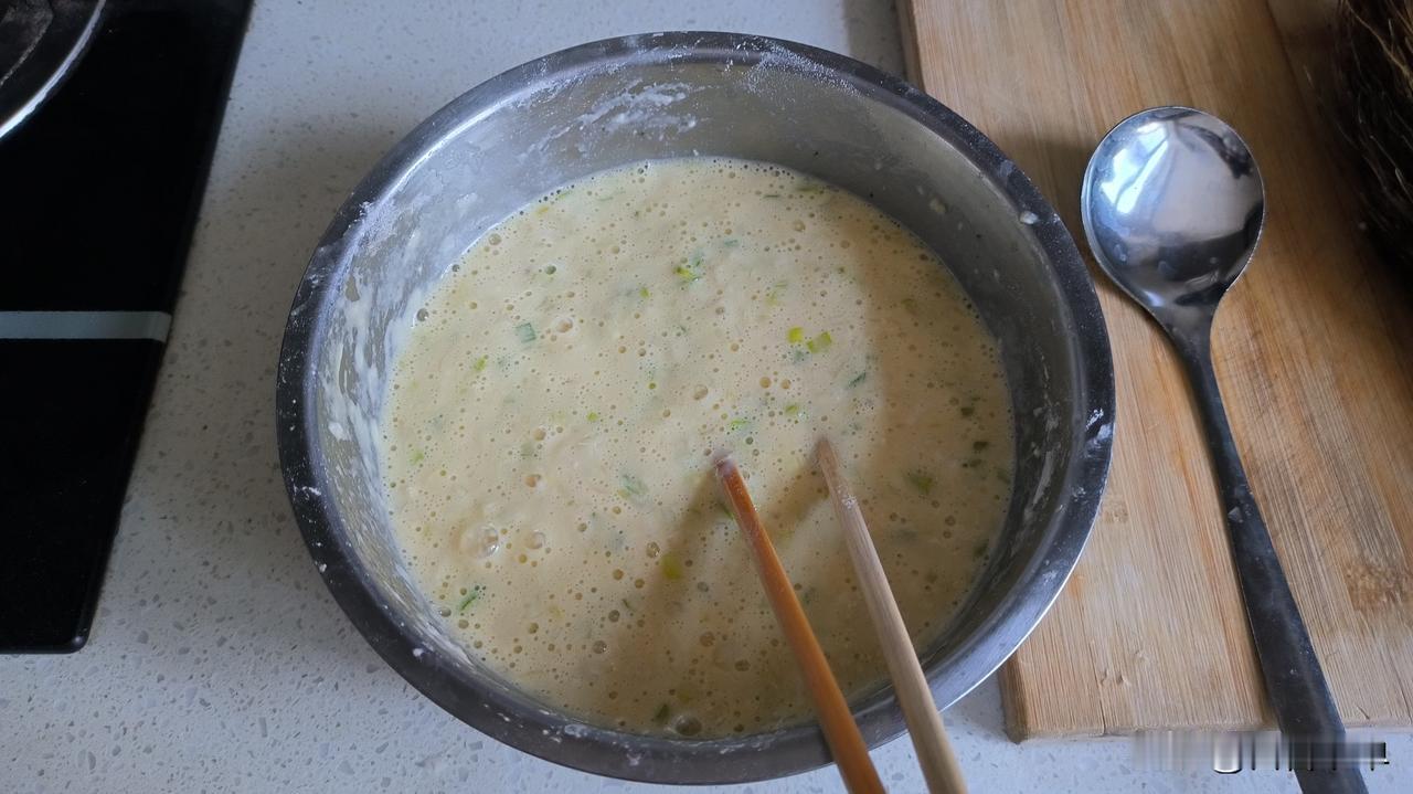 山药鸡蛋香葱饼
过年时小妹妹给的菜山药，我用它做过山药小米粥、山药胡萝卜炒火腿，
