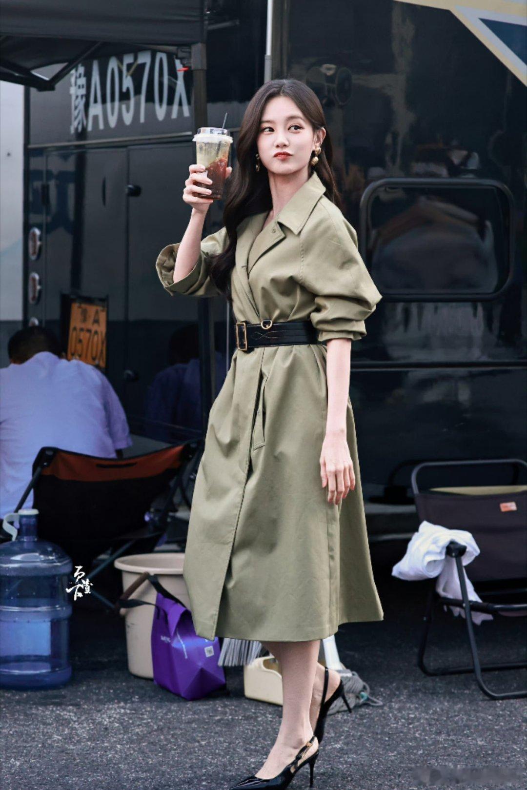 李一桐美人余职业装路透 配着一杯咖啡简直就是都市丽人[比耶][比耶][比耶]李一
