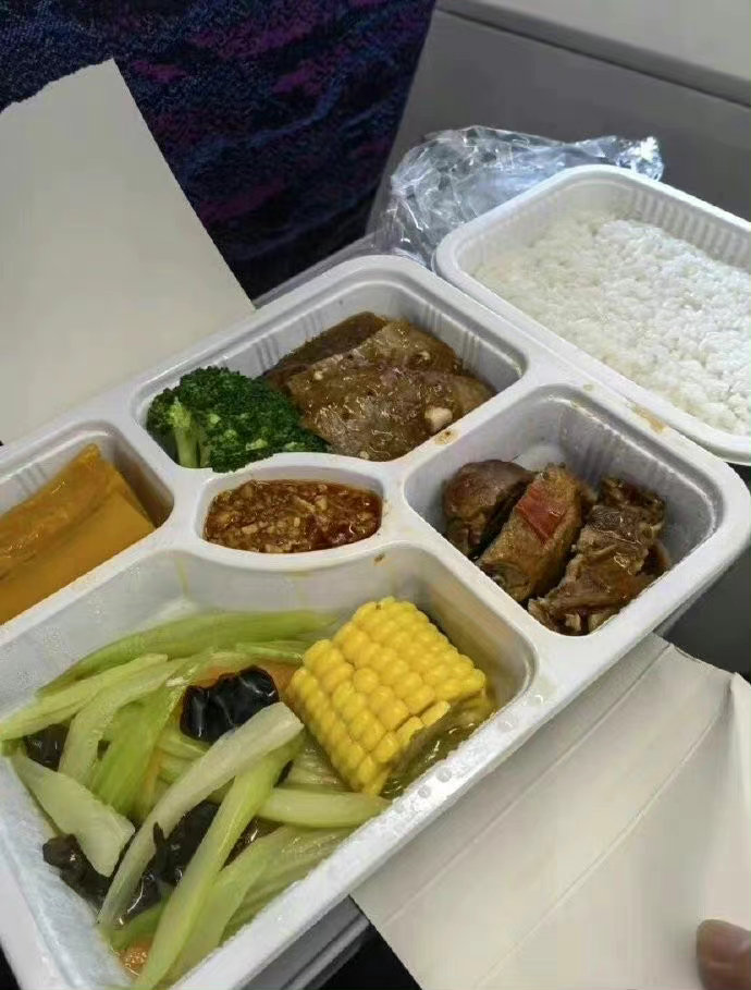 高铁上的食物真的太贵了 ​​​