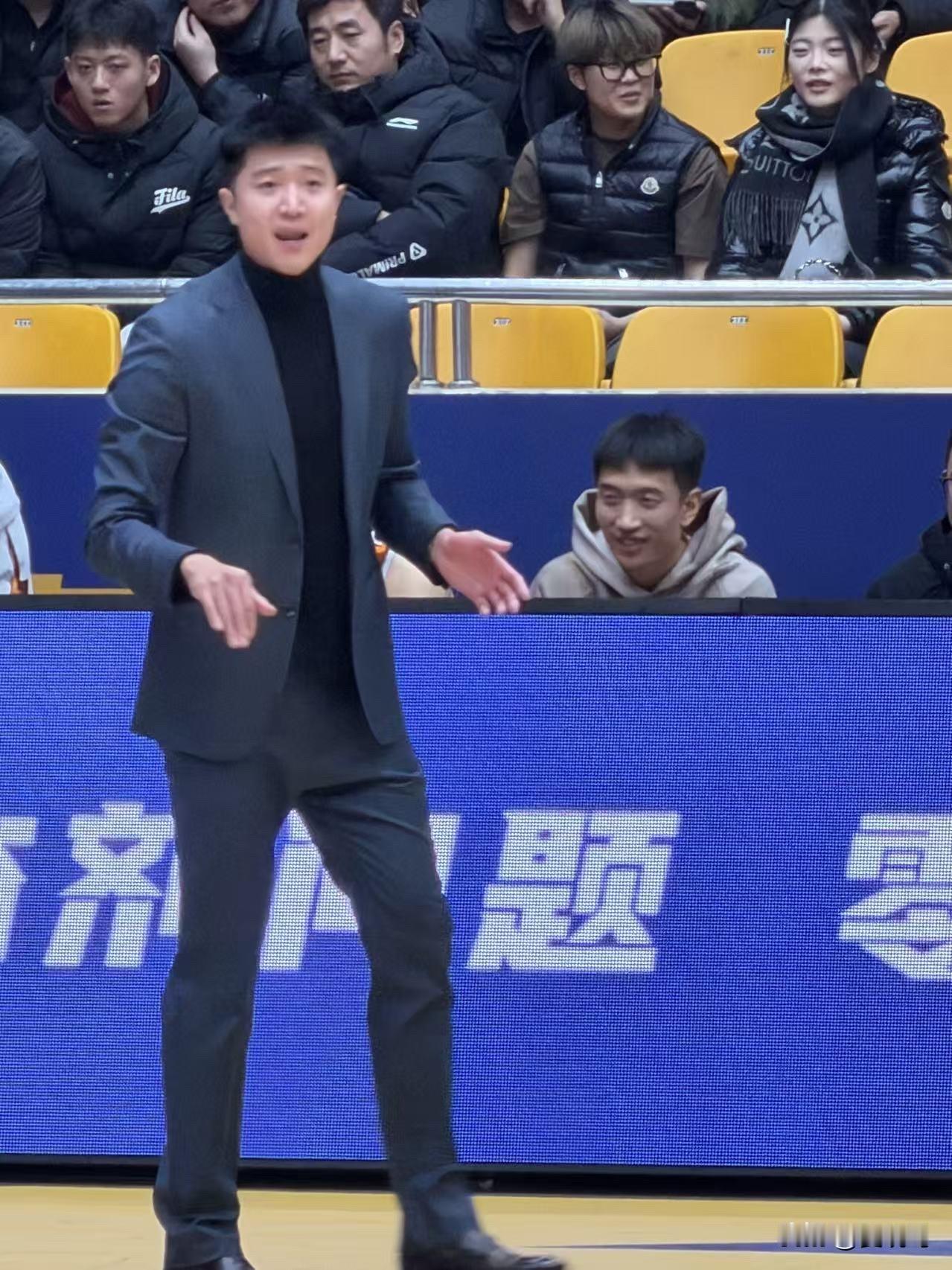 NBL赛事中，山东蜜獾在主场以98：92的比分击败贵州猛龙，斩获主场三连胜佳绩。