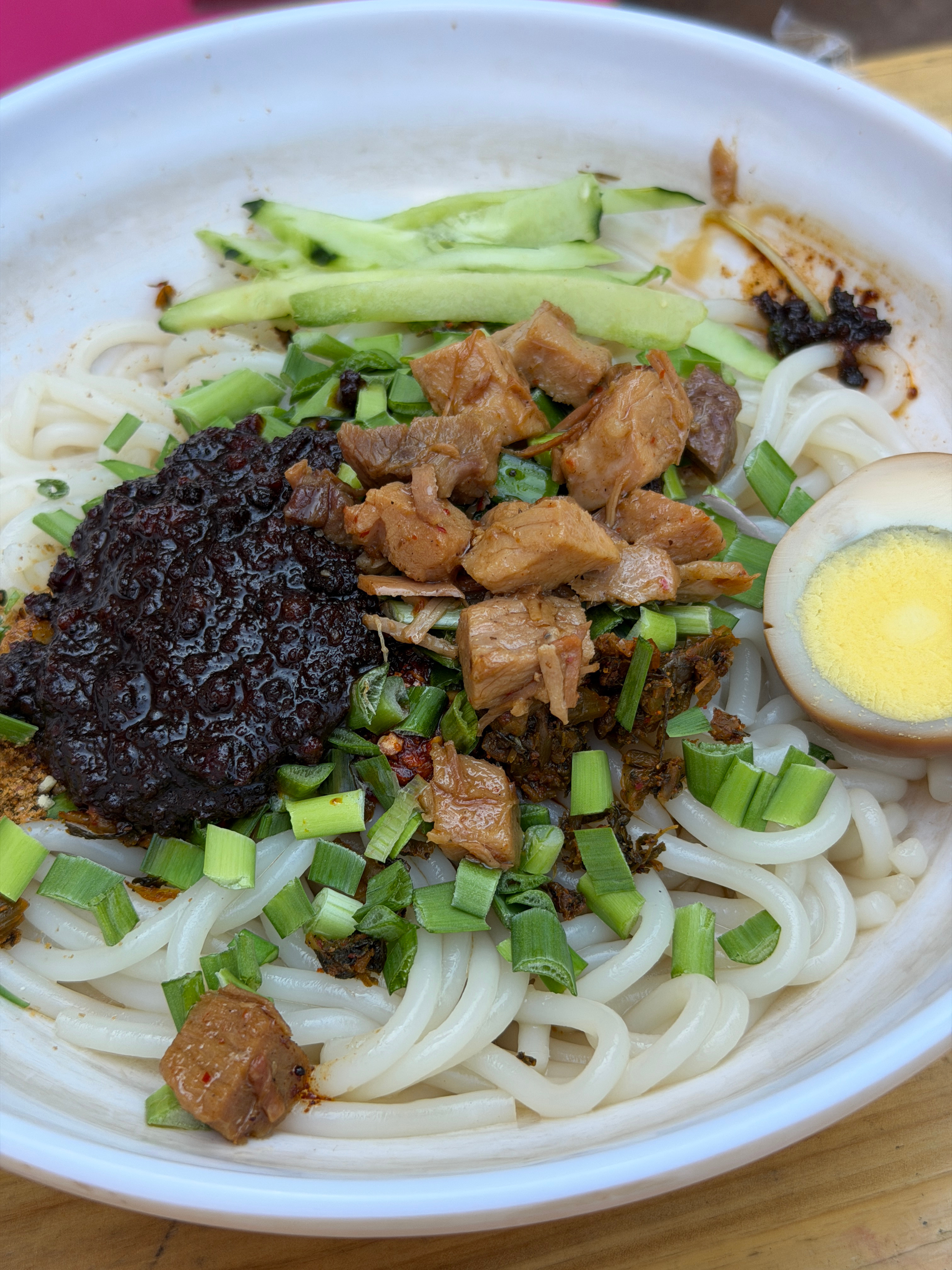 小锅米线吃上了 点了个臭豆腐的也挺好吃 昆明