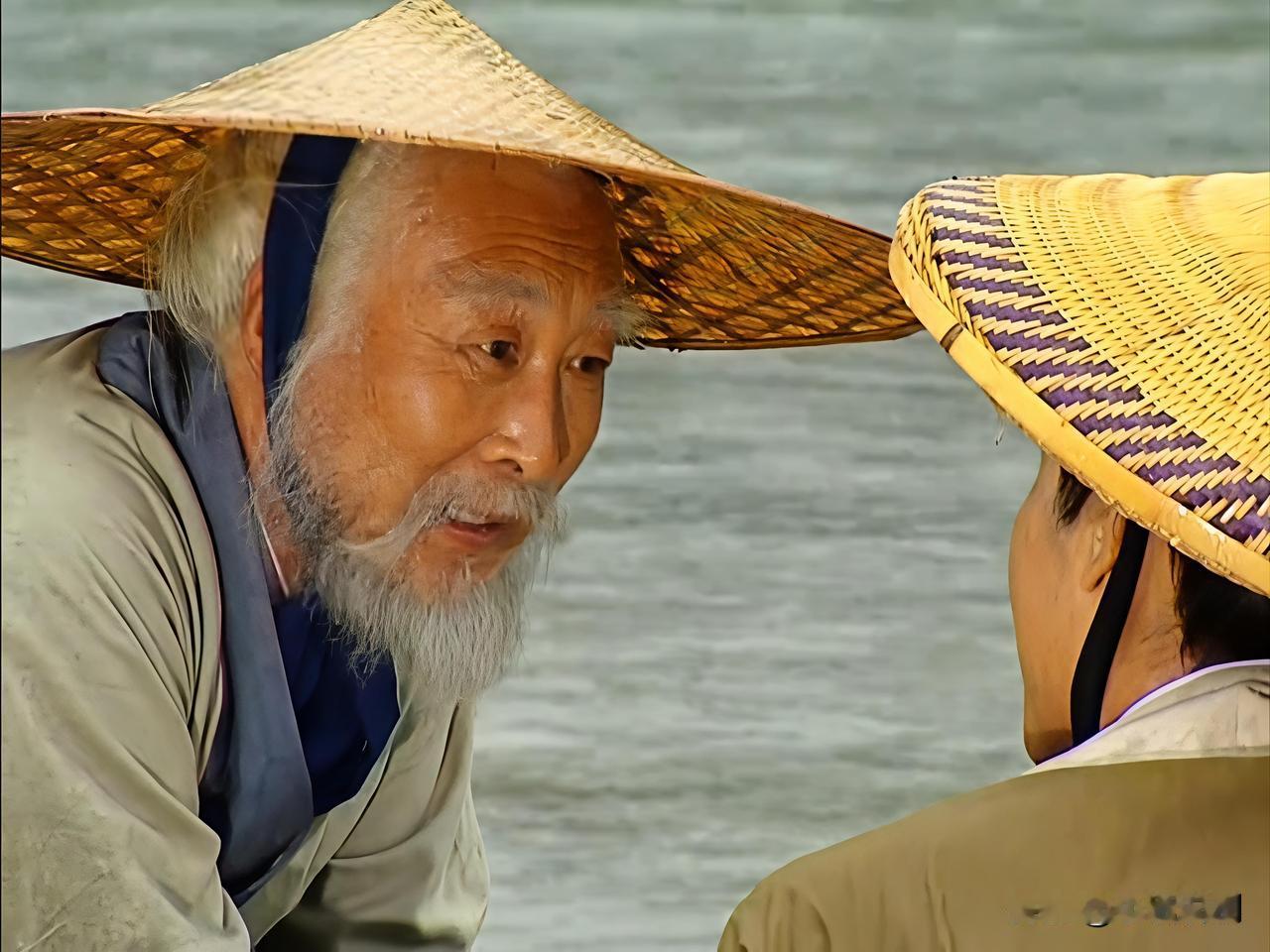 老渔翁，名为张稍，是长安城外泾河边一名钓鱼的老者，他虽然看似是普通渔夫，但实则会