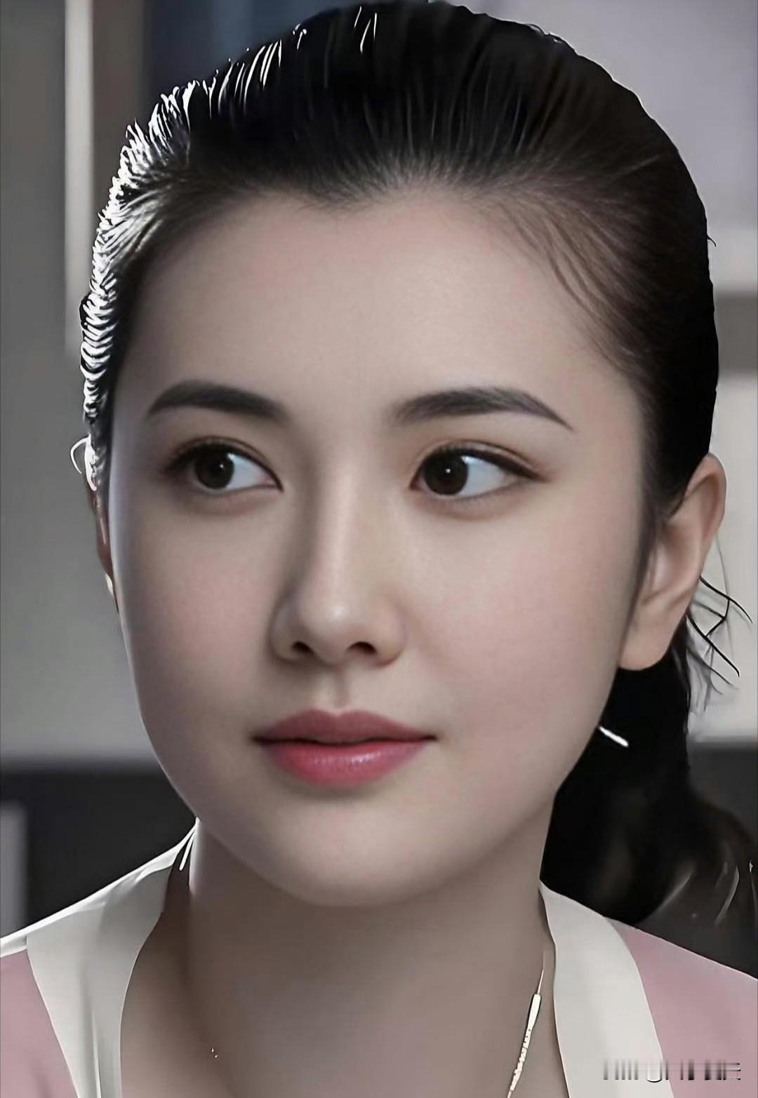 当年她的是貌不惊人，站高圆圆身旁，根本没人留意。

谁能想到，岁月变迁，她简直如