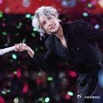 薛之谦黑色深V 真的被狠狠拿捏！黑色深V自带贵气与性感，线条感绝了，舞台上又酷又