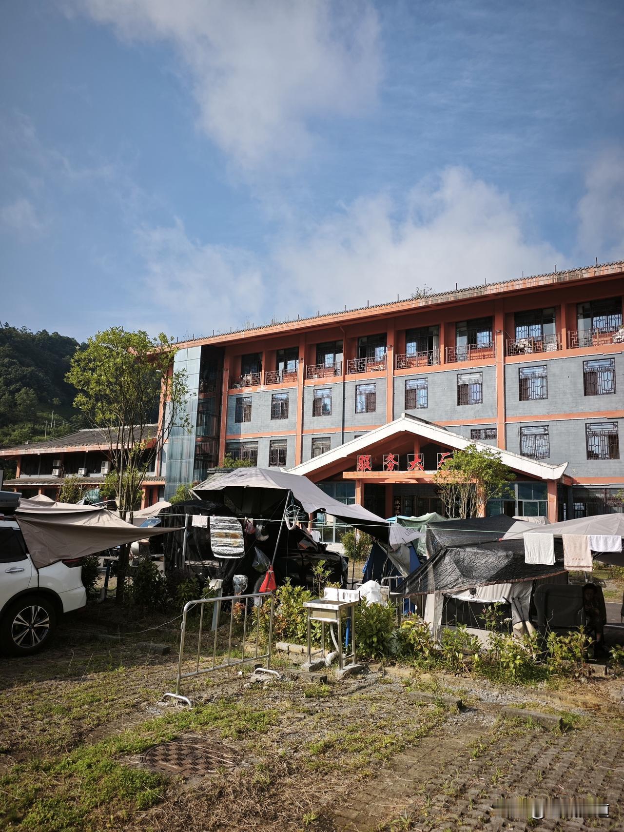 贵州百里杜鹃1号露营地，原6号停车场。导航：百里杜鹃1号房车露营基地。
38元一