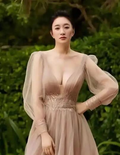 谢娜李小冉闹掰的原因  狗子爆料太阳女神谢娜和李小冉闹掰原因，是李小冉方面单方断