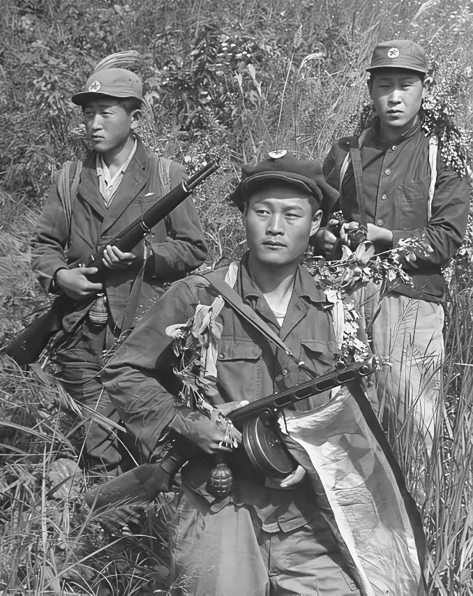这是当年朝鲜的游击队员，他们手中的武器可比咱们的游击队员强多了。那时，我们的游击