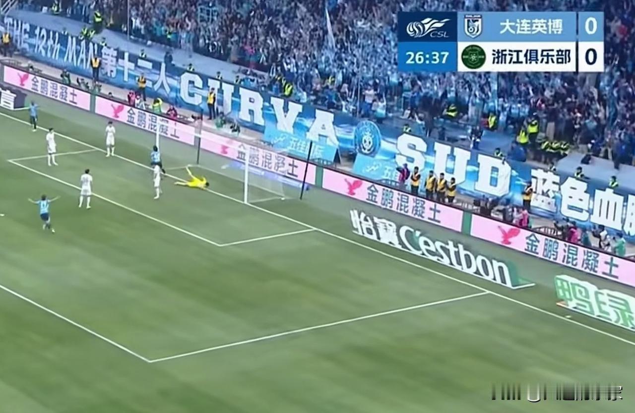 昨天，大连英博在梭鱼湾主场3:0战胜了浙江队。恭喜恭喜！今早看中超积分榜，发现大