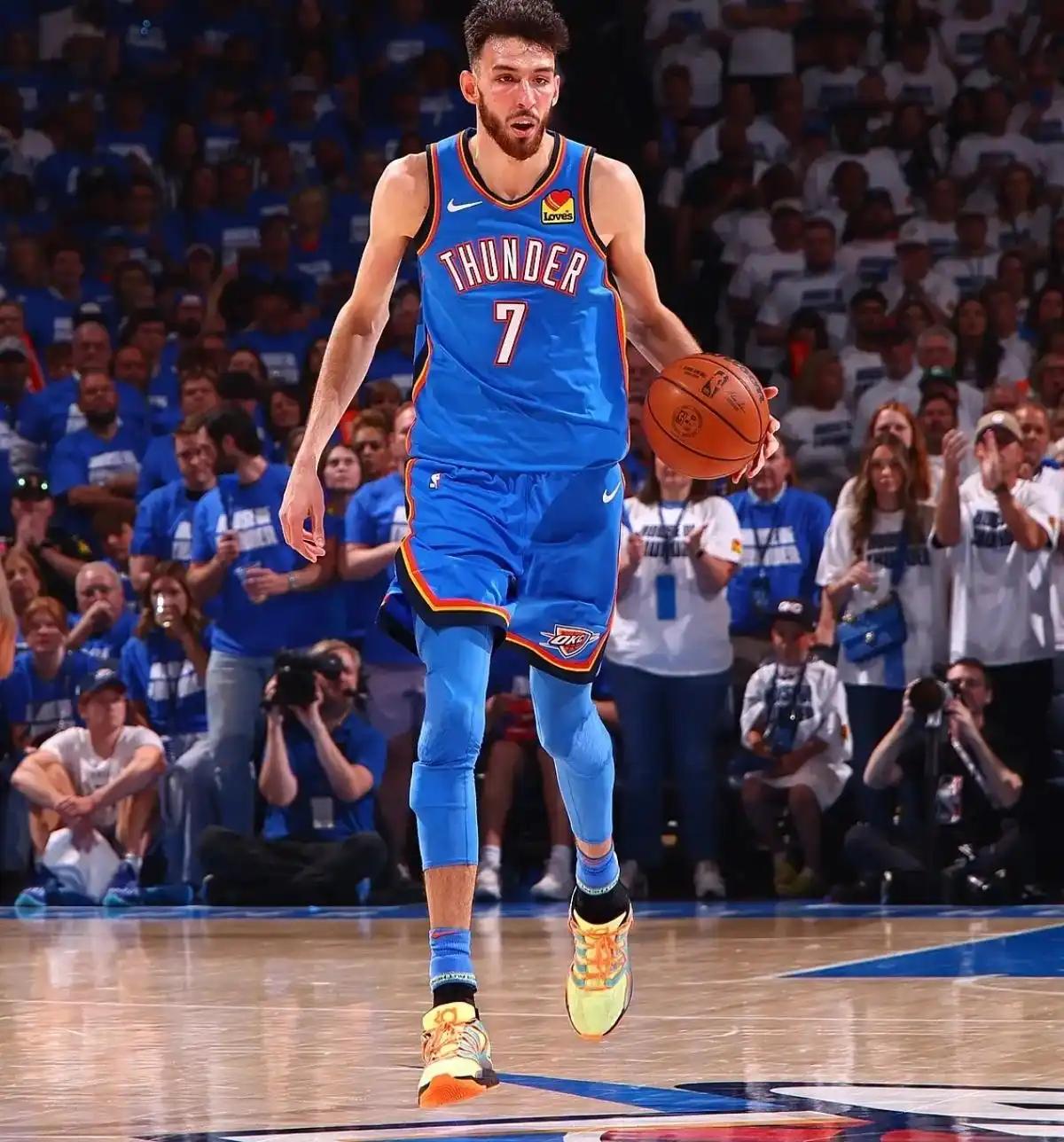 太阳打雷霆是一点机会没有，被雷霆完全碾压，整个系列赛太阳甚至连一节比赛领先都非常