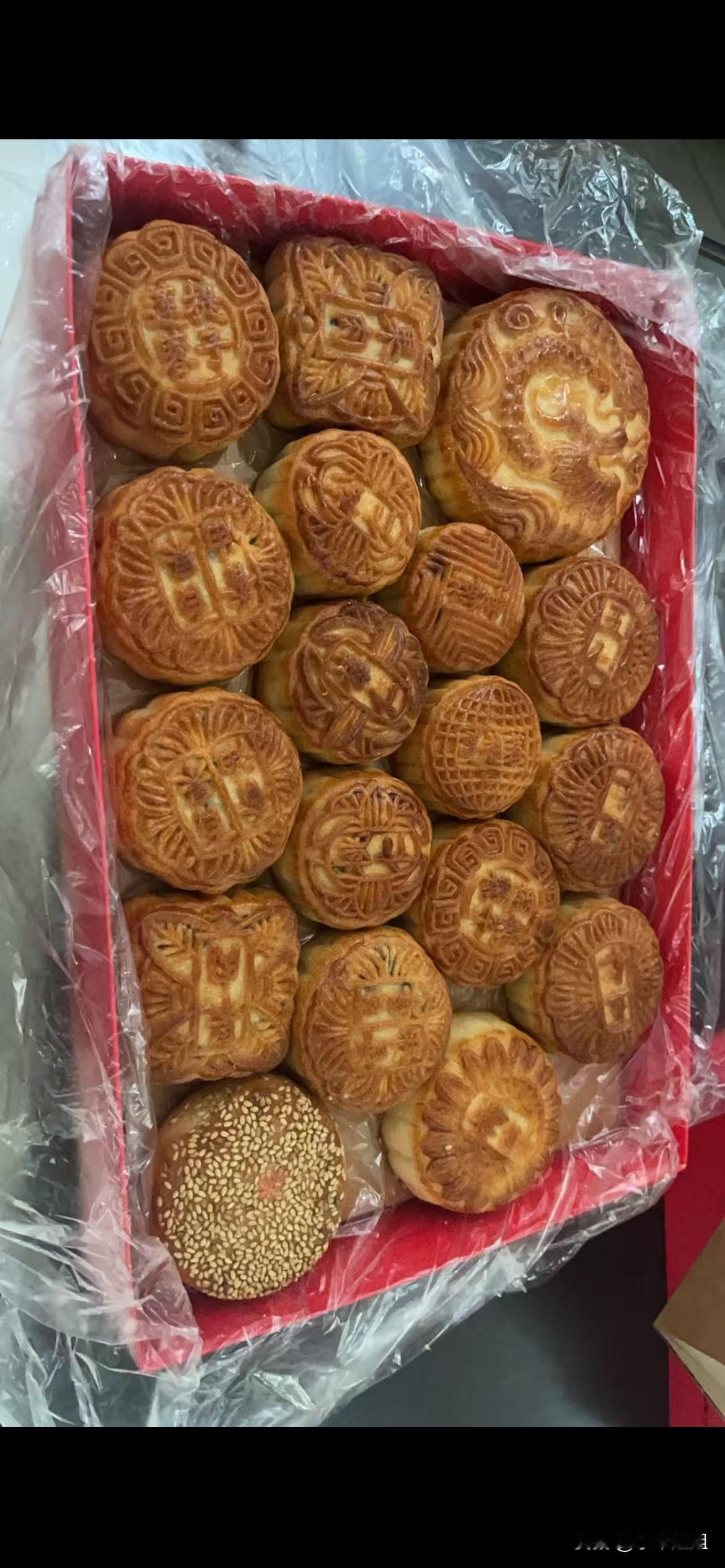 天津网红月饼，买到了！在网上买的，不用去洪湖里店排队了！在网上买的，挺方便的，一