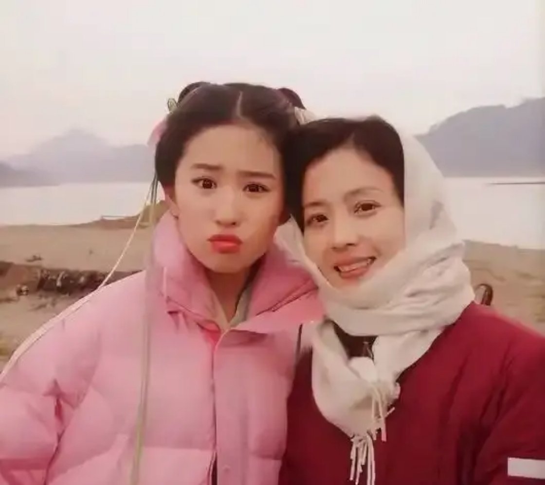 刘亦菲母亲刘晓莉：长得比女儿还漂亮，两婚两离，65岁单身也幸福 