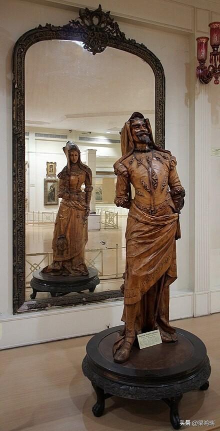 这尊名为《墨菲斯托和玛格丽塔》的双面雕塑之所以选用悬铃木（sycamore wo