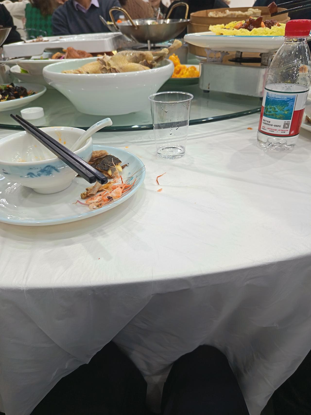 弟弟是外企副总，平时和兄弟姐妹接触少。一次趁休假期间夫妻俩回老家将兄弟姐妹团聚起