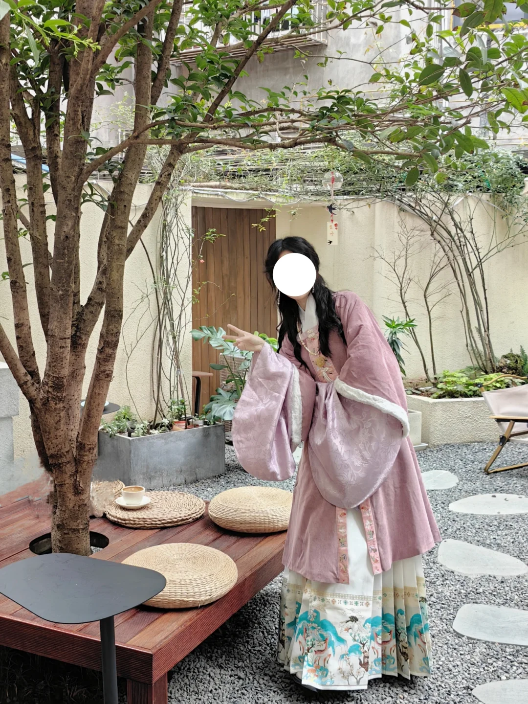 随机迷倒一位路人小朋友