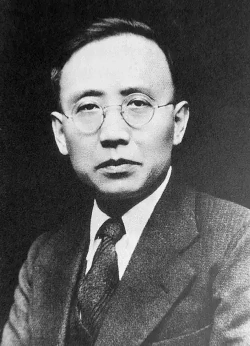1912年洞房之夜，郭沫若见发妻太丑，拒绝与之接触。谁料就在他转身要走时，发妻拉