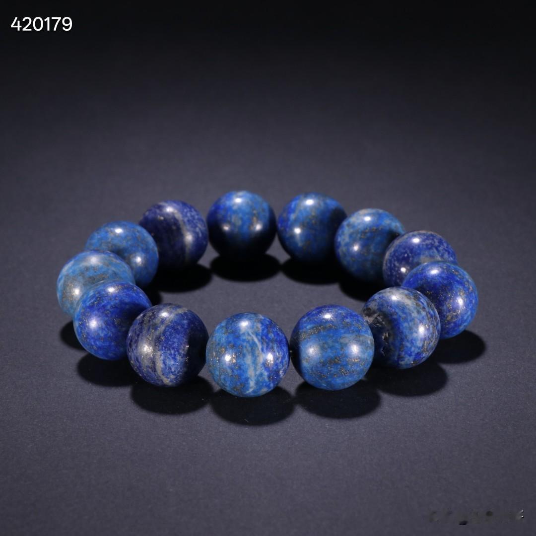 清代 青金石圆珠手串。
规格：珠径1.76cm