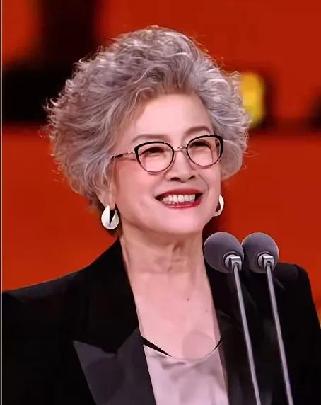 昨晚跟我妈视频。
我妈突然说了一句。
你看人家宋春丽，75岁了，头发白白的，卷卷
