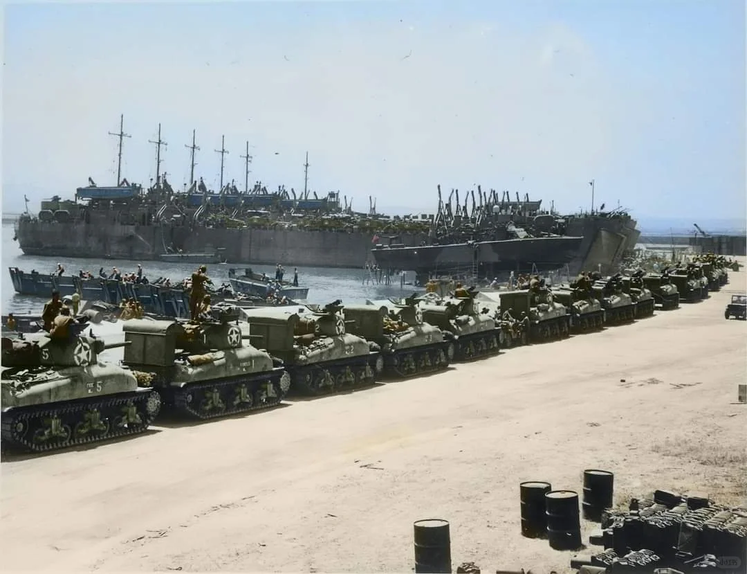 1943年7月，在西西里岛进攻的前两天，在突尼斯的法国海军基地La Pecher...