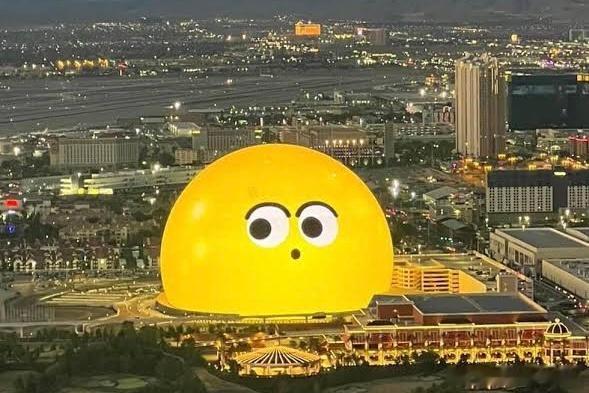 拉斯维加斯大球，走近发现外立面其实全是亮点儿，我一直以为是屏幕呢！但进来以后发现