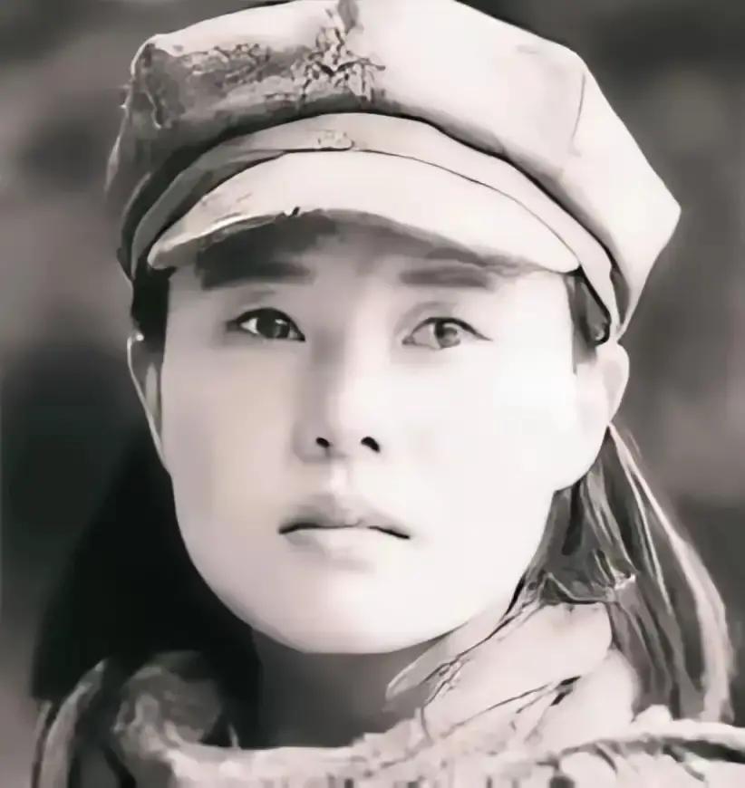 1937年，15岁女红军被敌人抓住，正要被砍头时，一名敌军官走过来，摸摸她的脸：