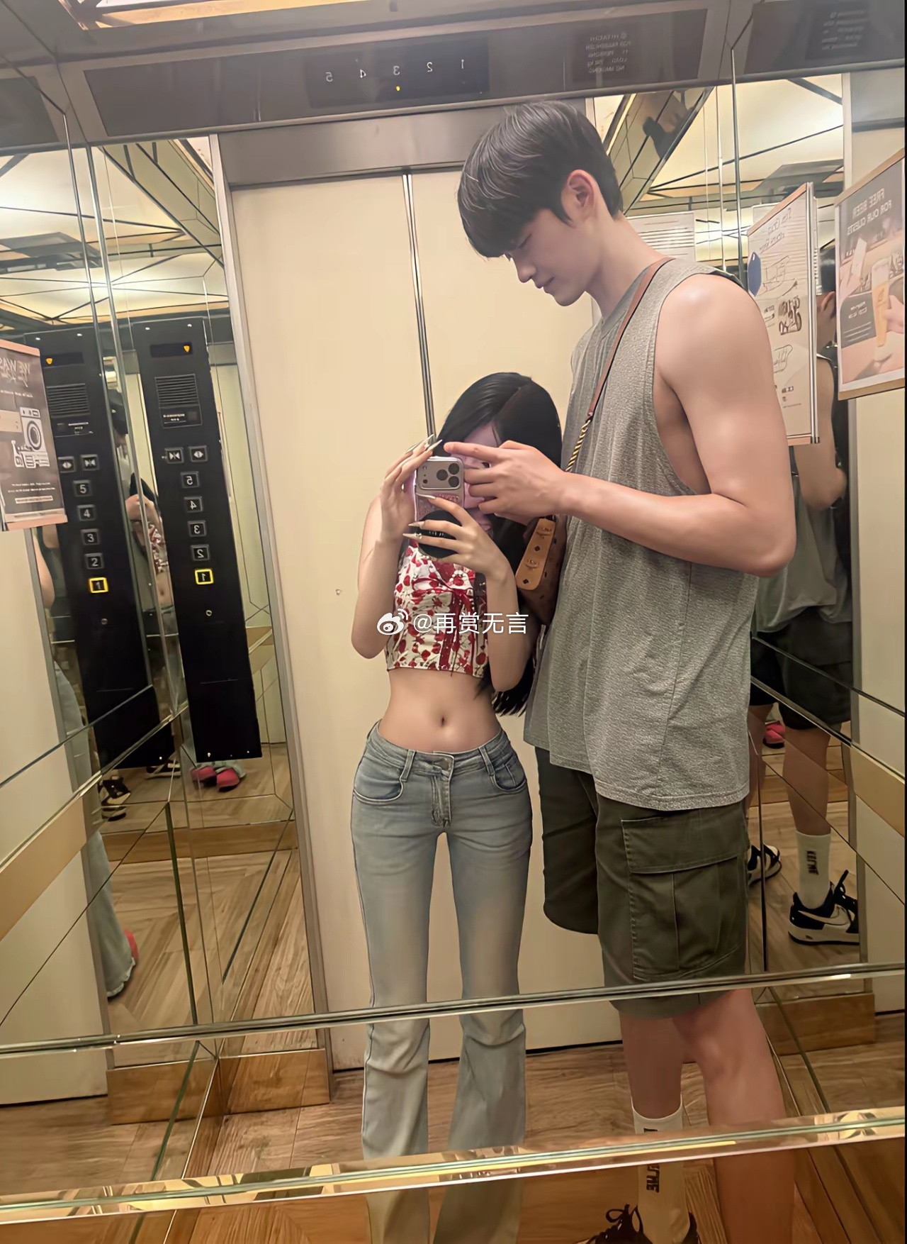 这才是最萌身高差吧，女生的艳福不浅，幸福了。 