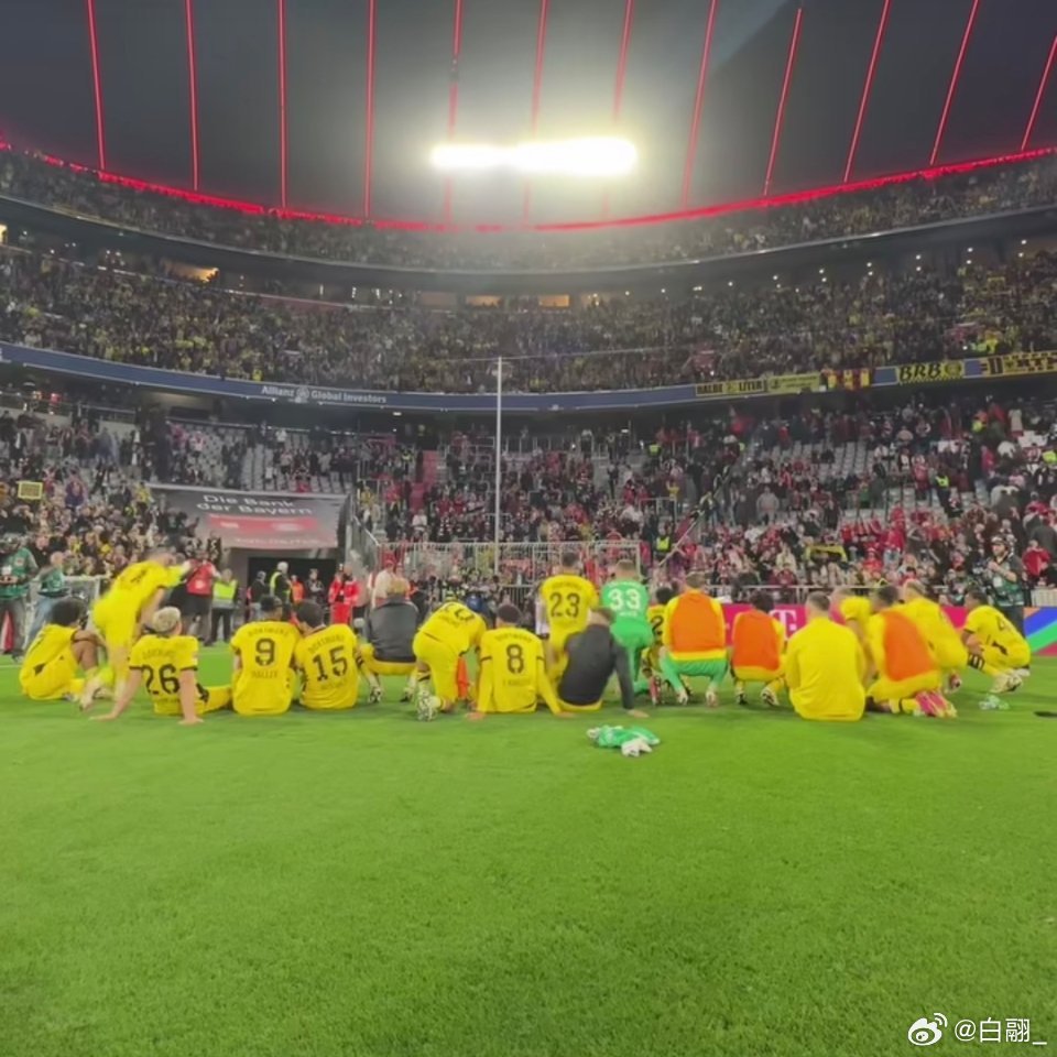 看球这件事其实是很孤独的，尤其是在深夜经历过很多除了无助地祈祷什么也做不了的时刻