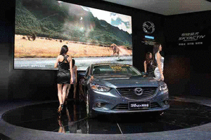 南方人能做到真正的人车合一 骑楼小巷里灵活穿梭，窄路会车时一个眼神就懂，南方人对