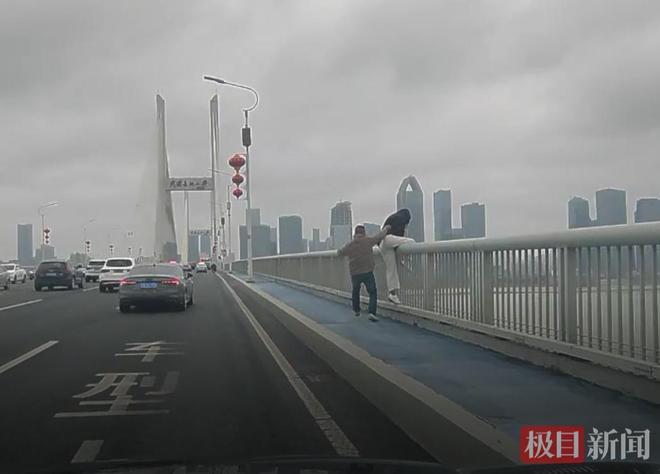 老兵10秒救回翻越大桥护栏轻生女子【女孩一只脚已跨过栏杆，老兵司机10秒钟抢回年