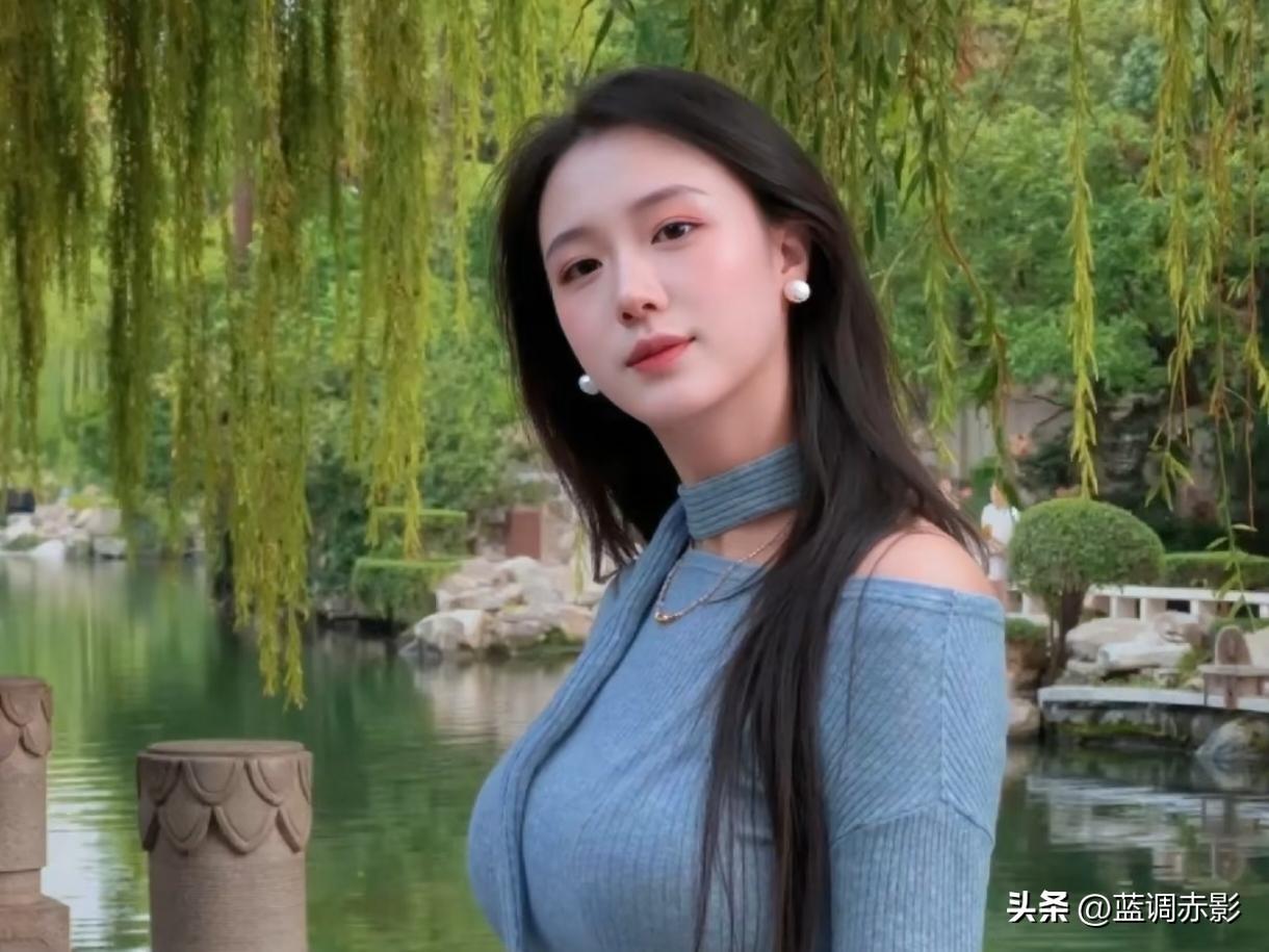 优雅蓝调，水边少女，绿意盎然，唯美如画