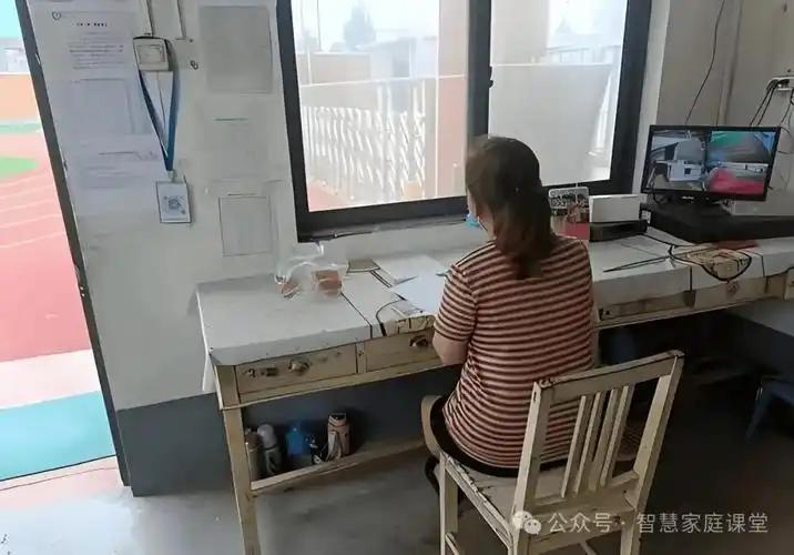 近日，多地明确落实教师假期值班“零容忍”政策，划定刚性红线：寒暑假、法定节假日、