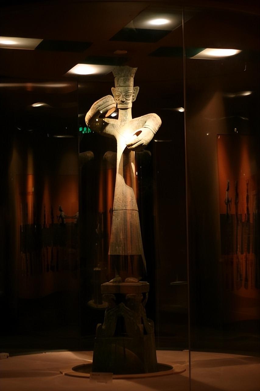 最近三星堆又把全网吵翻了，朋友圈、论坛全是争论，有人说它是外星文明，有人说它来自