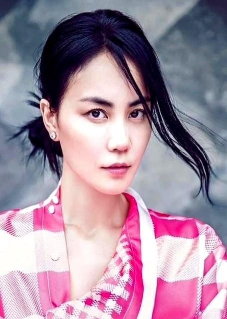 王菲到底美在哪？她本人都说：“不觉得自己好看。”

5月，她素颜去看话剧，一身洗
