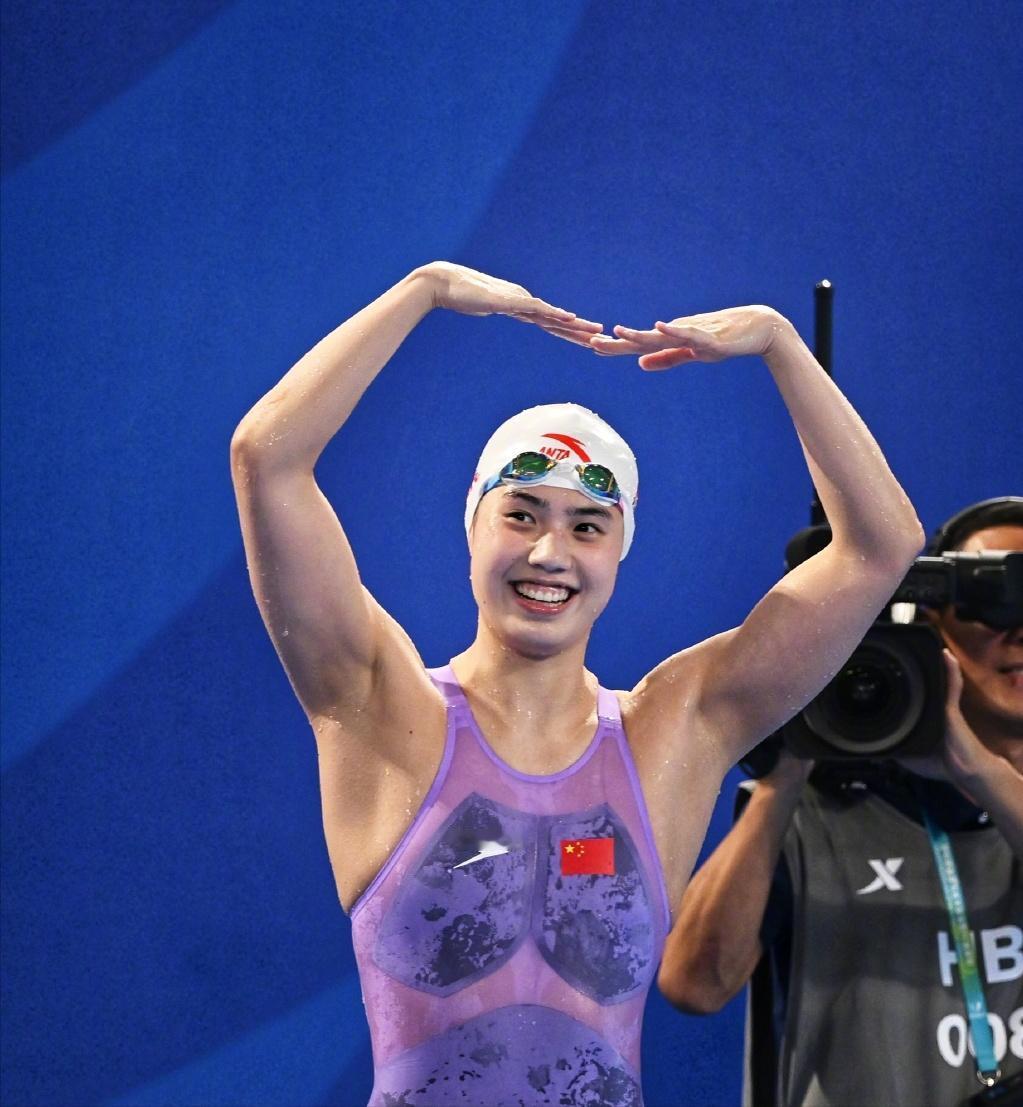 全国游泳冠军赛高潮迭起。女子200米蝶泳决赛，张雨霏以2:06.40的成绩获得冠